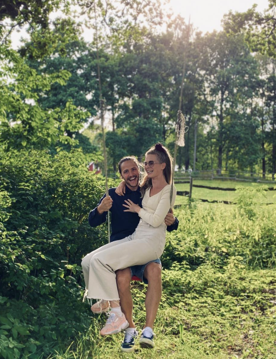 Sofia och Andreas i gungan under Livets träd